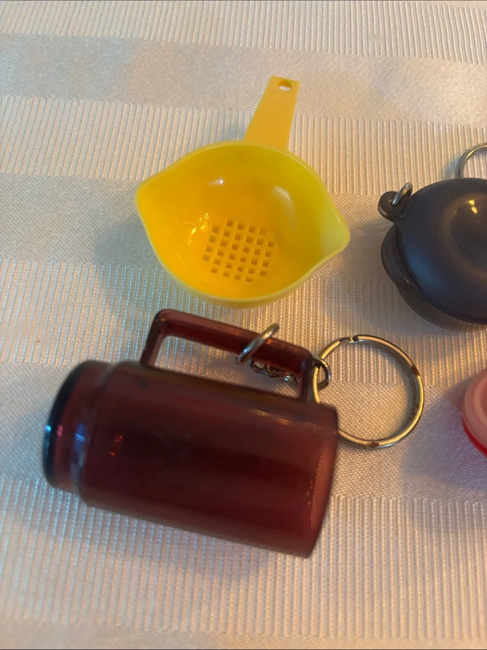 Tupperware Mini Tiny Treasures keychains qty 4 & rack mini bowl heat n serv lids